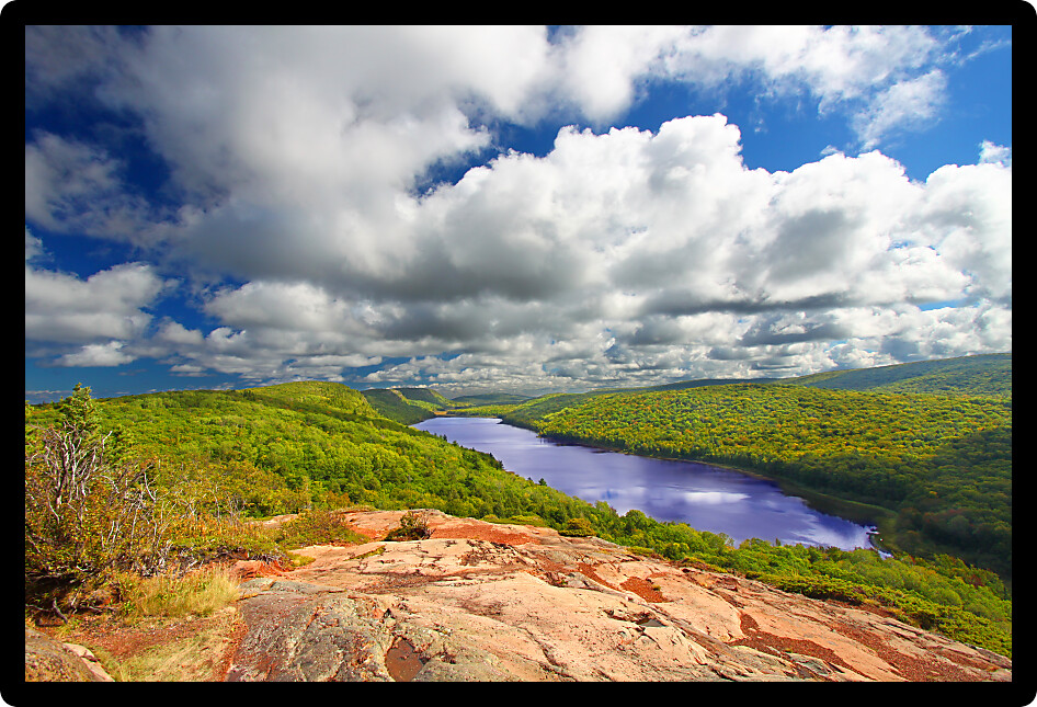 Lake of the Clouds Scenic Overlook at Porcupine Mountains State Park in northern Michigan.