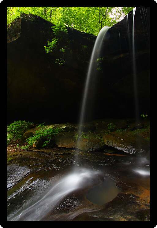 Waterfall of majestic height flows smoothly into a canyon of northern Alabama.