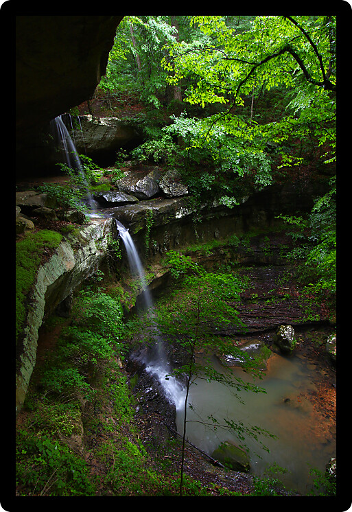 Waterfall of majestic height flows smoothly into a canyon of northern Alabama.