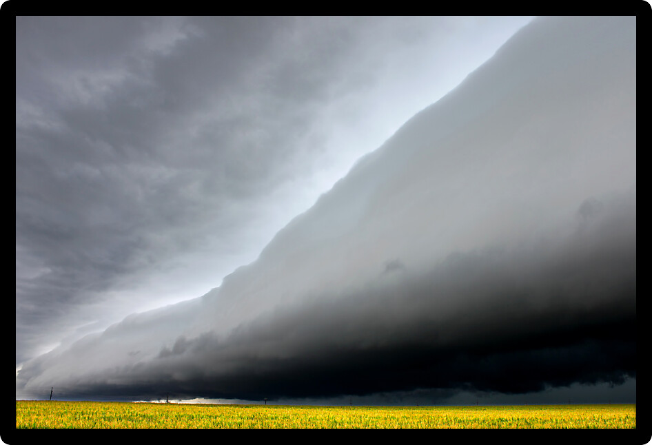 Dark shelf cloud in Illinois foreshadows a violent storm raging in from the west.
